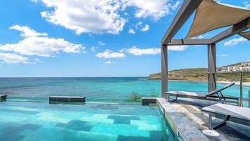 สระว่ายน้ำกลางแจ้ง