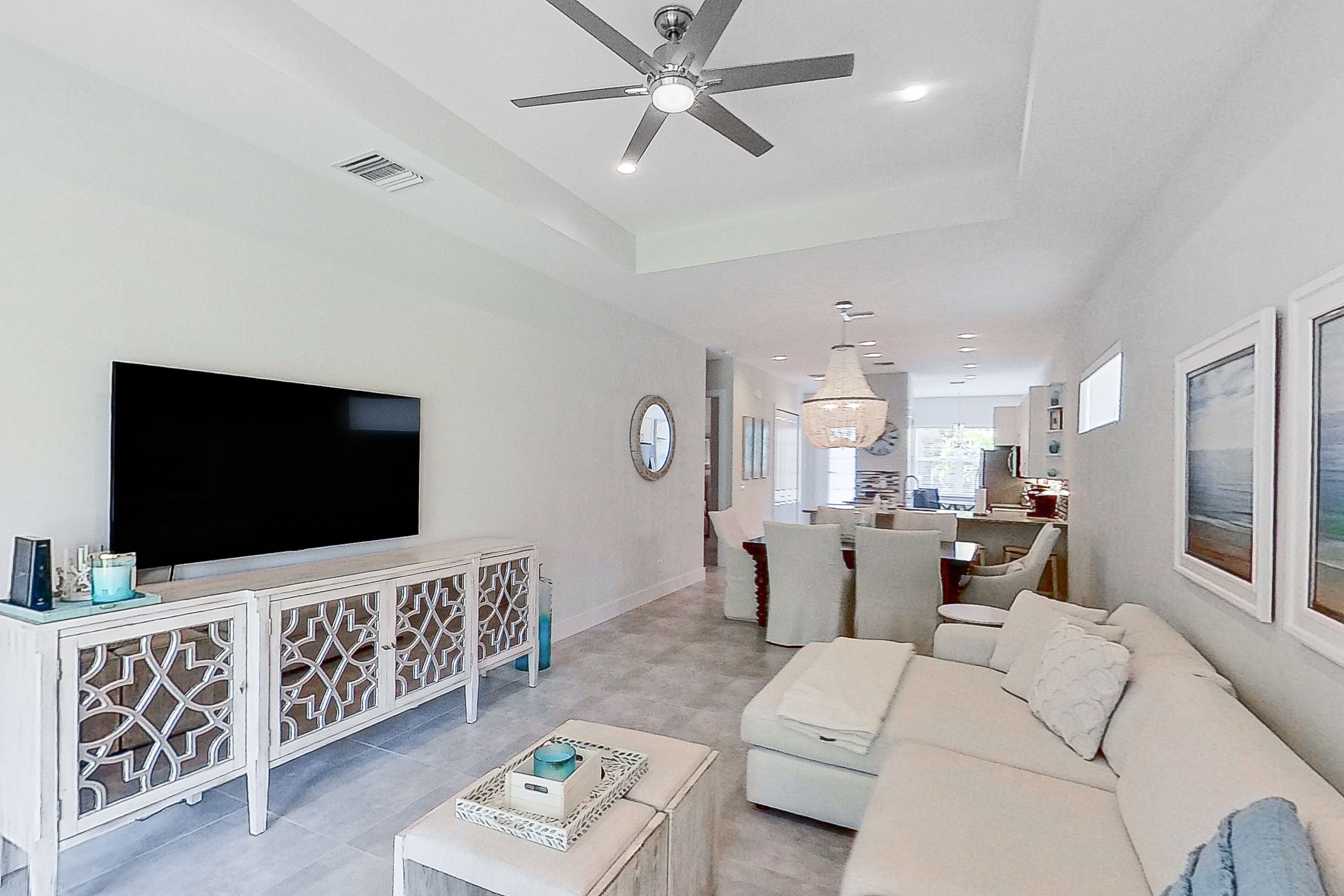 Sunny abode with a patio, adult bikes, washer/dryer, and AC - snowbird friendly