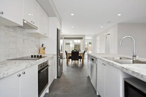 Mikrobølgeovn, ovn, kokeplater og oppvaskmaskin