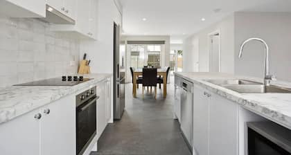 North Edge Townhouse ~ Free Parking, City, Modern