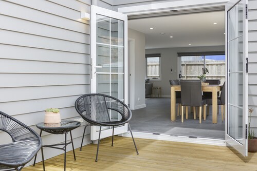 North Edge Townhouse ~ Free Parking, City, Modern