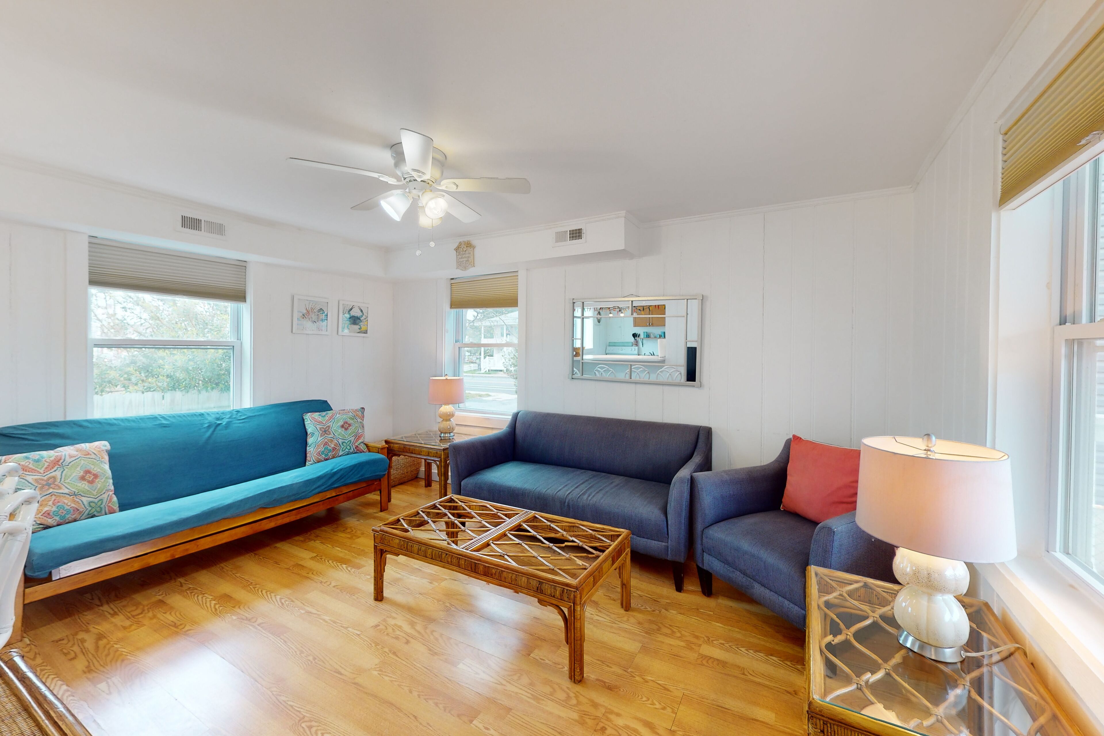 Comfortable condo near the beach & downtown with private balcony