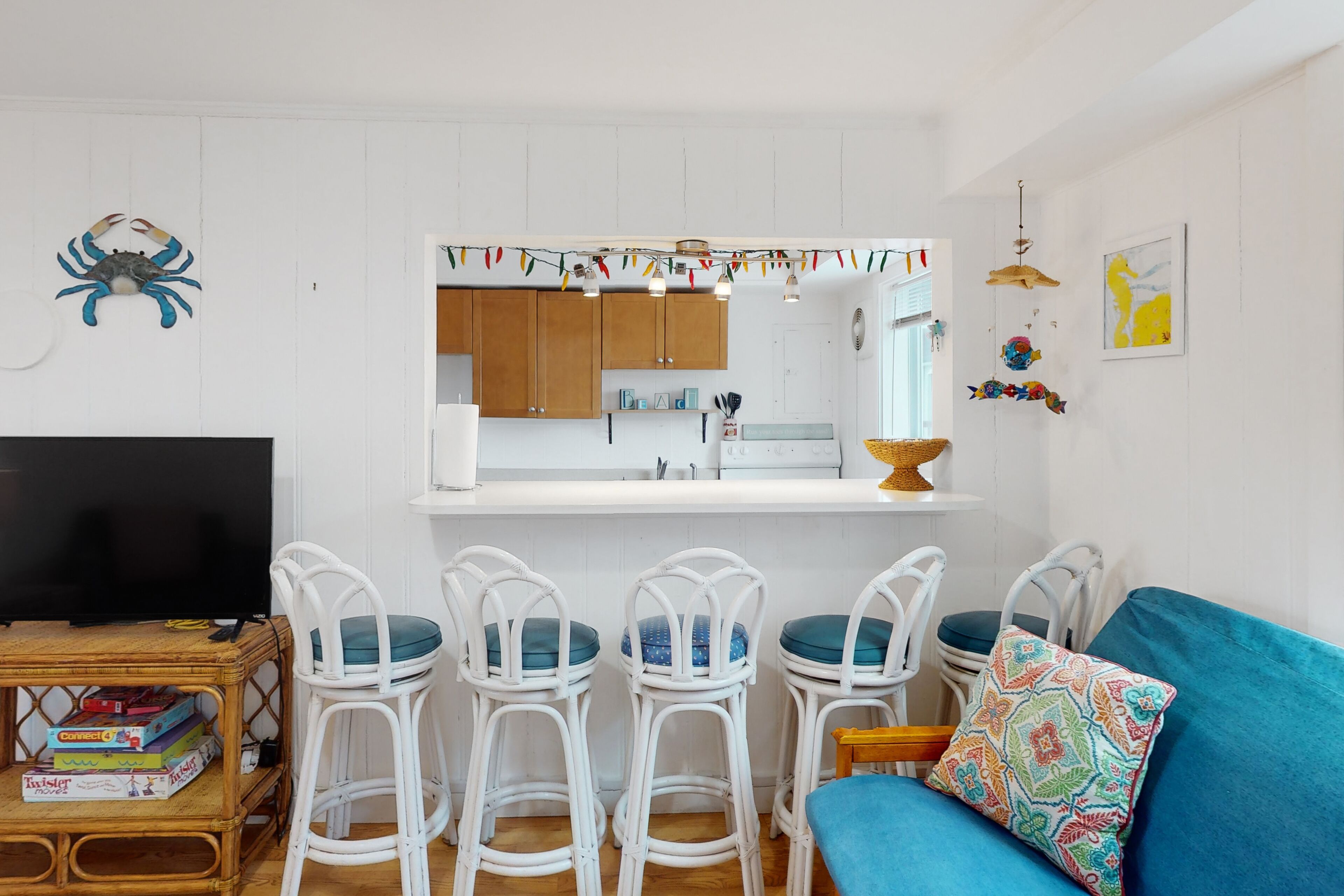 Comfortable condo near the beach & downtown with private balcony