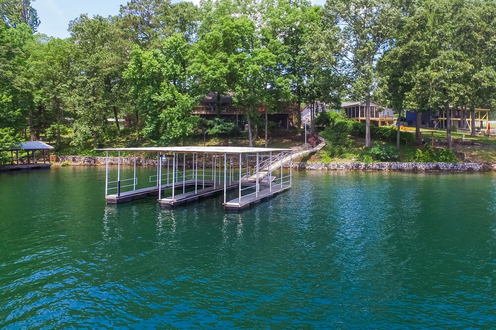"Duskin Point Retreat" - 3 Family house, park like setting