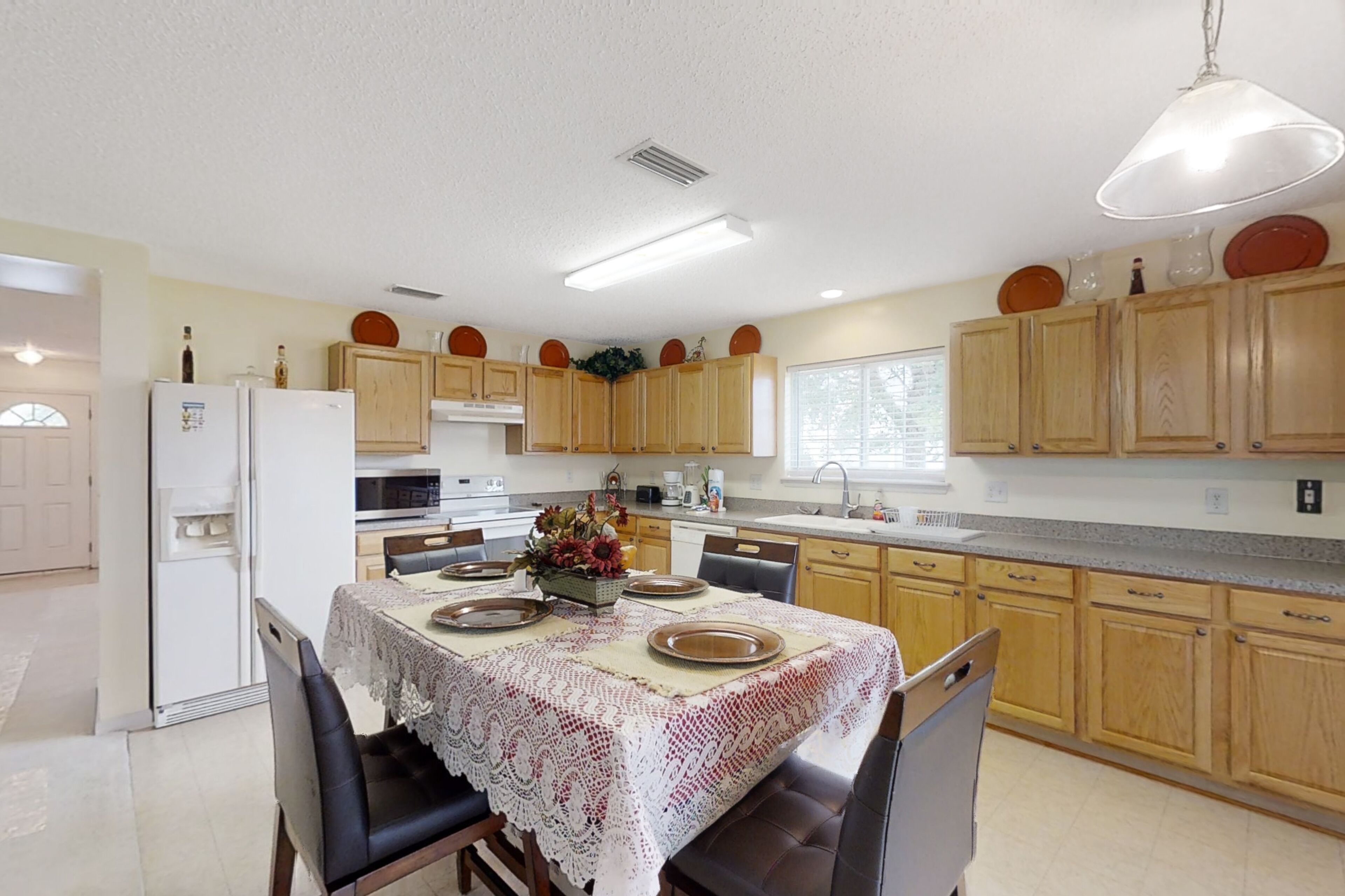 Dog-friendly spacious stay with a sunroom, patio, washer/dryer, fireplace, & AC