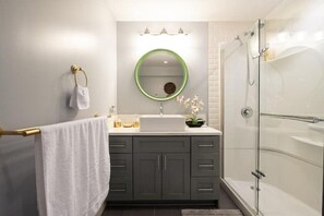 Ducha, secador de pelo, bidet, toallas
