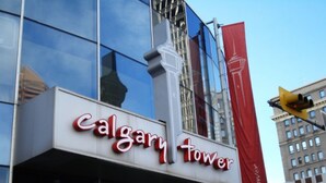 En bygning med et skilt, der viser "Calgary Tower".