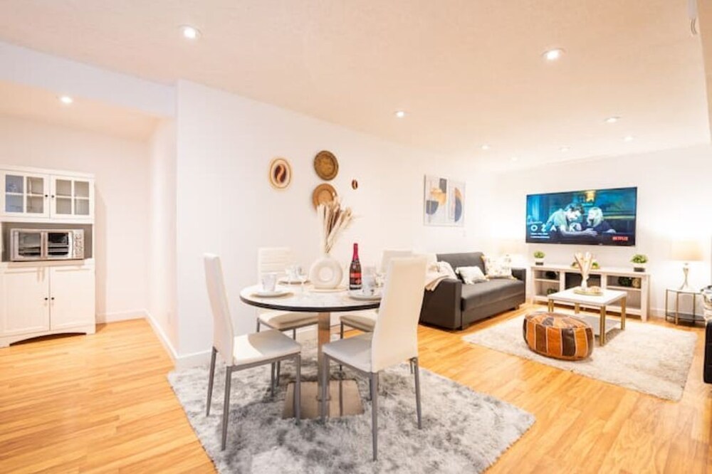 Luxury Cozy Suite 20min to Downtown Stampede +free Wifi+ Free Parking