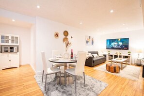 Dining - Luxury Cozy Suite 20min to Downtown Stampede +free Wifi+ Free Parking (Calgary)