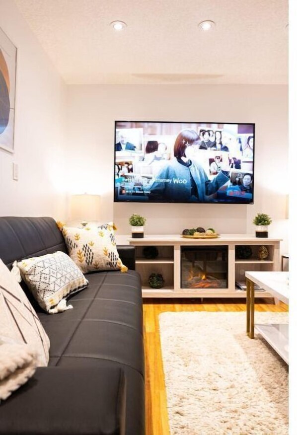 Smart TV, fireplace, books - Luxury Cozy Suite 20min to Downtown Stampede +free Wifi+ Free Parking (Calgary)