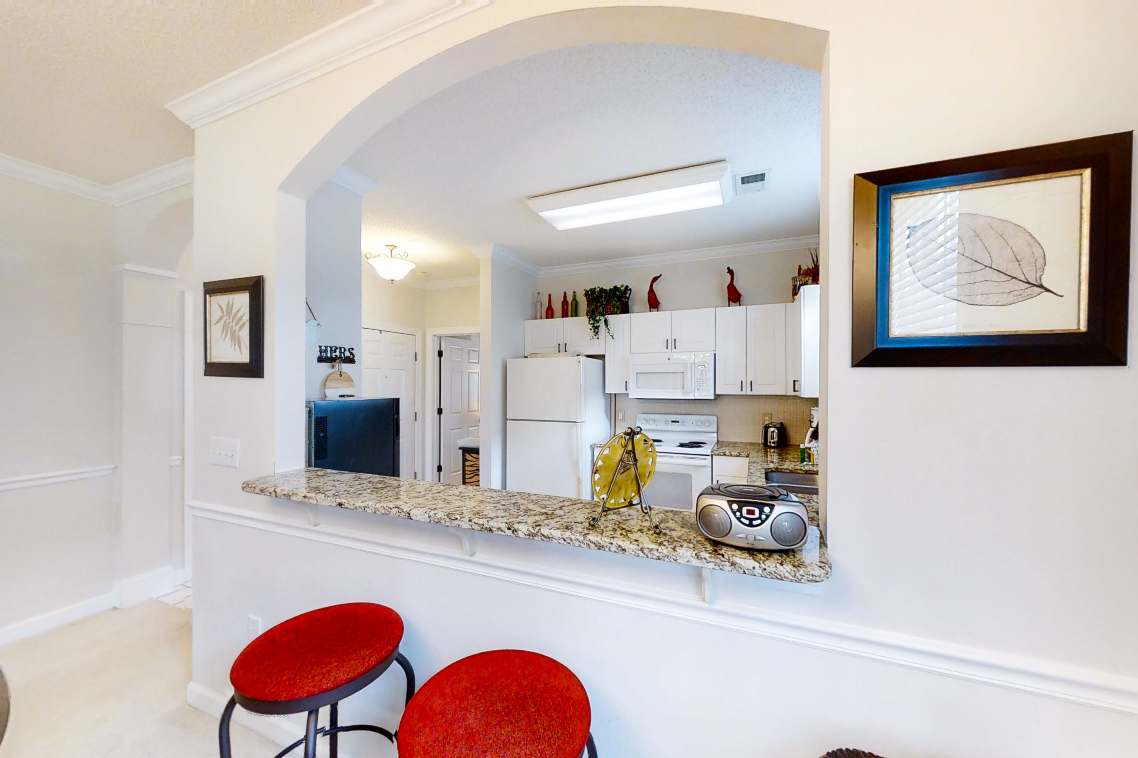 Golf-front condo with beautiful view, pools, hot tub, tennis & beach shuttle