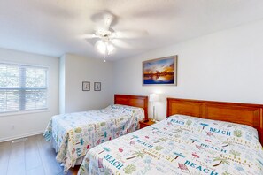 3 bedrooms, iron/ironing board, internet, bed sheets - Golf course-front condo with hot tub, outdoor pool. Less than 1 mile to beach! (North Myrtle Beach)