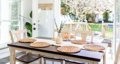 Harmony House · Cozy Getaway - 5 min drive to beach/pet friendly