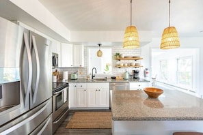 Geladeira, micro-ondas, fogão, cooktop