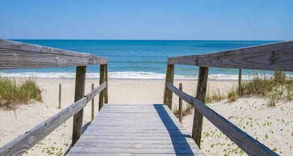 Recently Updated! Waterfront Views, Kayaks, Pool, BHI Club w/ Golf & Pickleball, Dog Friendly