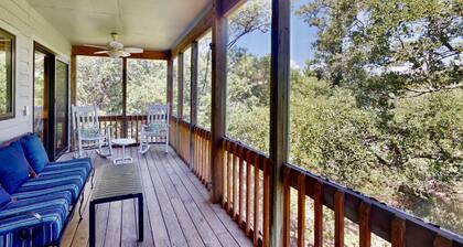 Updated 2024! Waterfront Views, Kayaks, Pool, BHI Club w/ Golf & Pickleball, Dog Friendly