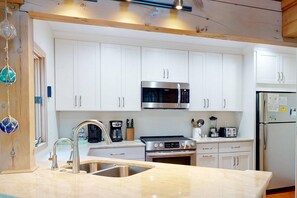 Réfrigérateur, micro-ondes, four, plaque de cuisson