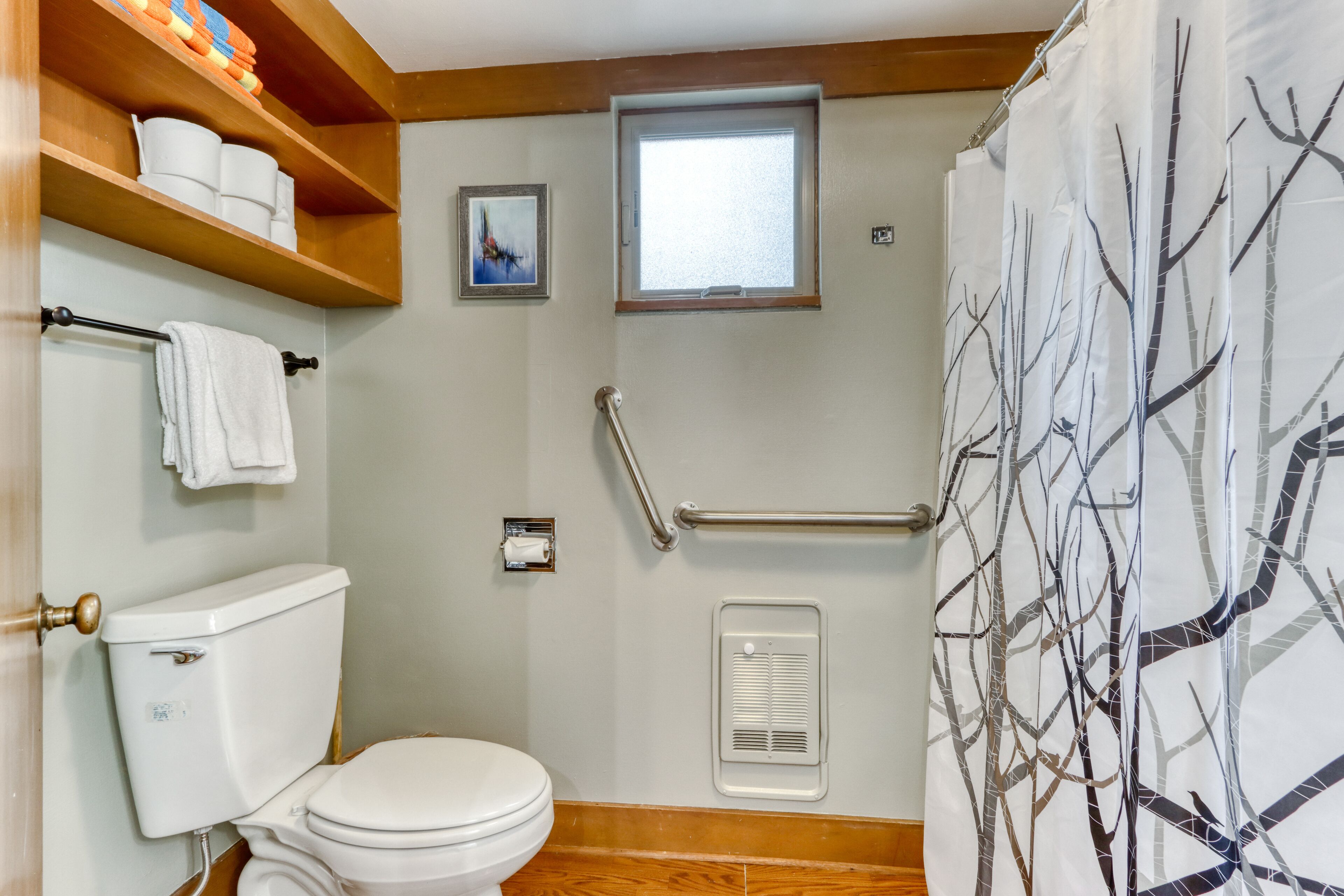 Charming  condo with a wood-burning fireplace, deck, and resort amenities