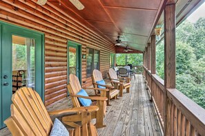 Outdoor dining - Cozy Cabin at a Mountain Resort 4 Mi to Downtown! (Ellijay)