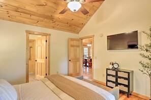 2 bedrooms, in-room safe, desk, iron/ironing board - Cozy Cabin at a Mountain Resort 4 Mi to Downtown! (Ellijay)