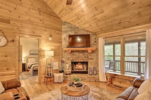 Una Smart TV, una chimenea, libros