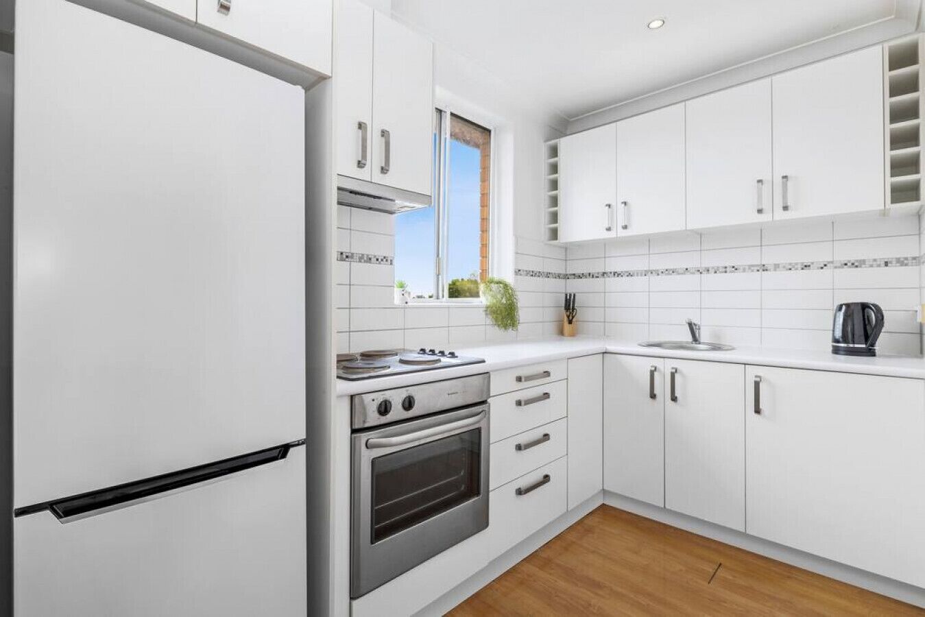 冷蔵庫、電子レンジ、オーブン、コンロ