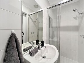 Een haardroger, handdoeken, toiletpapier