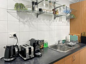 Réfrigérateur, four à micro-ondes, un four, surface de cuisson