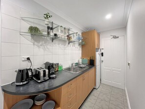 Kylskåp, mikrovågsugn, ugn och spishäll