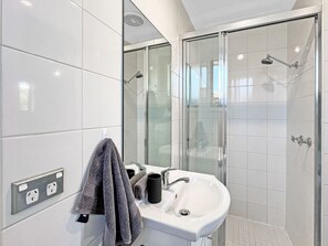 Haartrockner, Handtücher, Toilettenpapier