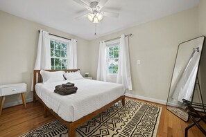 3 chambres, bureau, fer et planche à repasser, lit parapluie