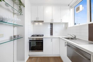 Kühlschrank, Mikrowelle, Ofen, Herdplatte