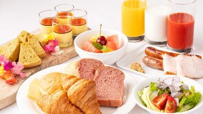 A breakfast setting with bread, croissants, sausages, a salad, and drinks. - EN RESORT Grandeco Hotel (Kitashiobara)