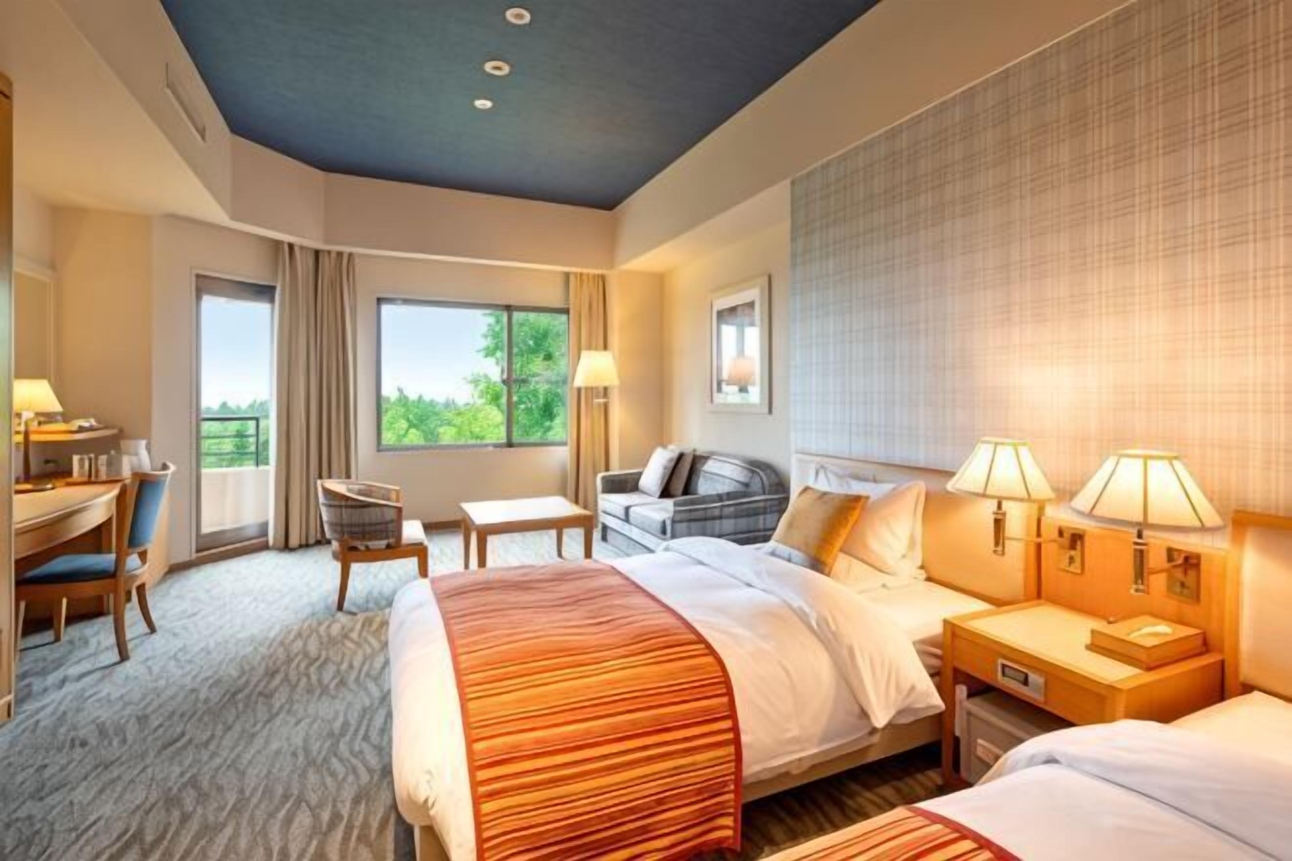In-room safe, blackout drapes, free WiFi