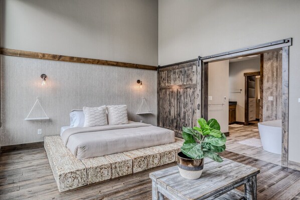 6 habitaciones, escritorio y tabla de planchar con plancha 