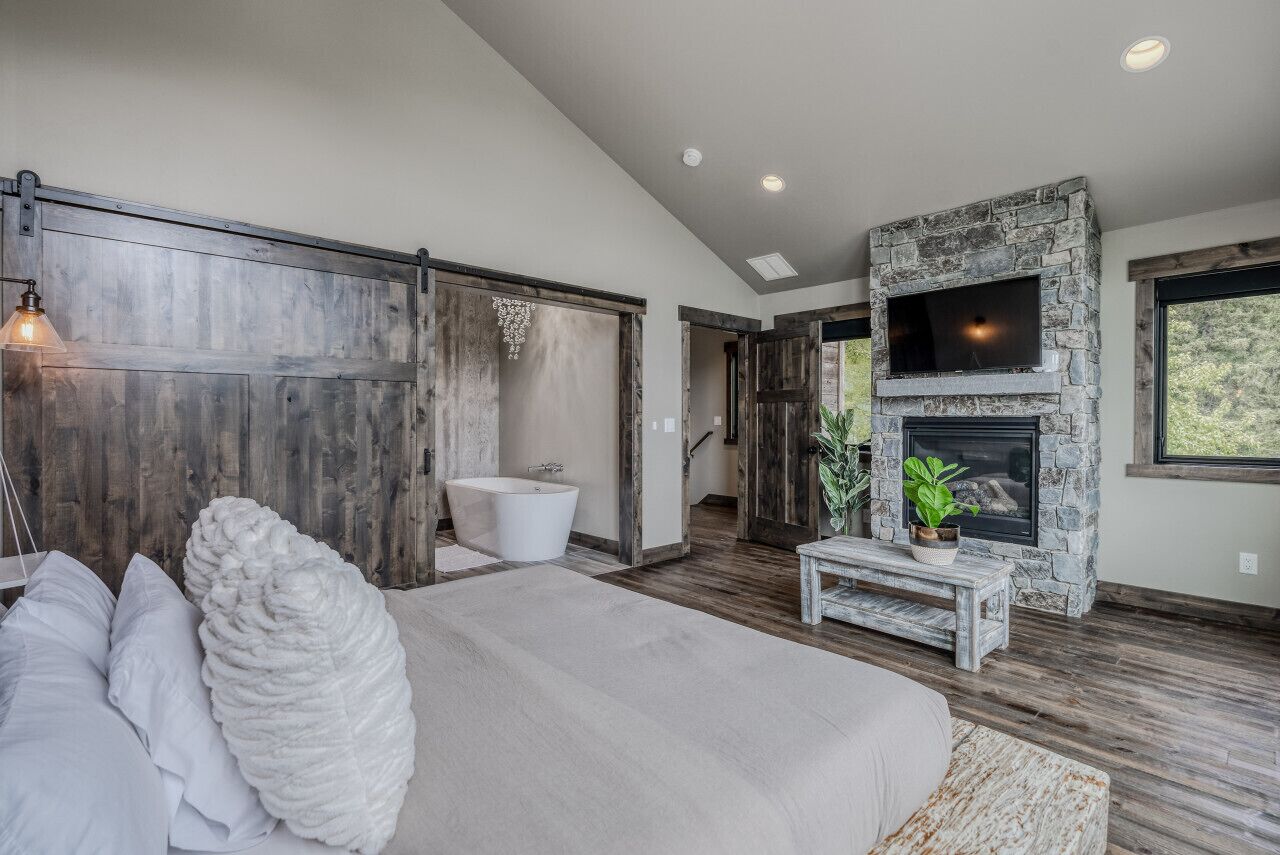 6 bedrooms, desk, iron/ironing board, travel cot