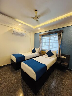 标准双人房或双床房 | 记忆海绵床垫、熨斗/熨板、免费 WiFi、床单