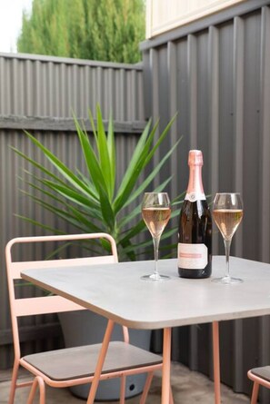 Outdoor dining - Gem Apartment 2 - Courtyard I Coffee I Beach (Glenelg East)