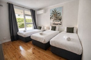 2 bedrooms, desk, iron/ironing board, free WiFi - Gem Apartment 2 - Courtyard I Coffee I Beach (Glenelg East)