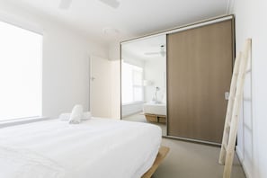 2 bedrooms, desk, iron/ironing board, travel crib