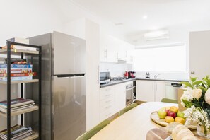 Frigorífico, microondas, horno y placa de cocina