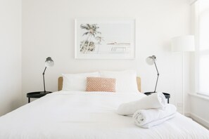 2 habitaciones, escritorio y tabla de planchar con plancha 