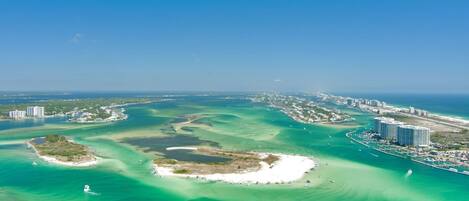 Playa en los alrededores, windsurf, kayaks y paseos en botes de motor