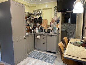 Perushuoneisto | Yksityinen keittiö | Jääkaappi, vedenkeitin, leivänpaahdin