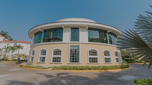 A circular building with a flat roof, large windows, and a sign reading "CABA CLUB". - Hermoso Depa en la Mejor Zona y Amenidades Únicas (Acapulco de Juárez)