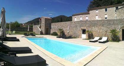 Chambre indépendante avec sdb et piscine commune