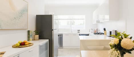 Réfrigérateur, four à micro-ondes, un four, surface de cuisson