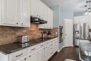 Frigorifero, microonde, forno, piano cottura