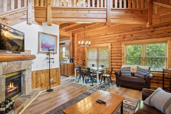 TV, fireplace, Netflix, Hulu - Buttercup Birdie (Pigeon Forge)
