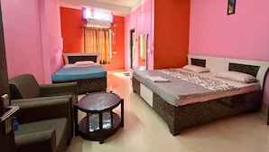 Una habitación de hotel con dos camas, una mesita y una silla.